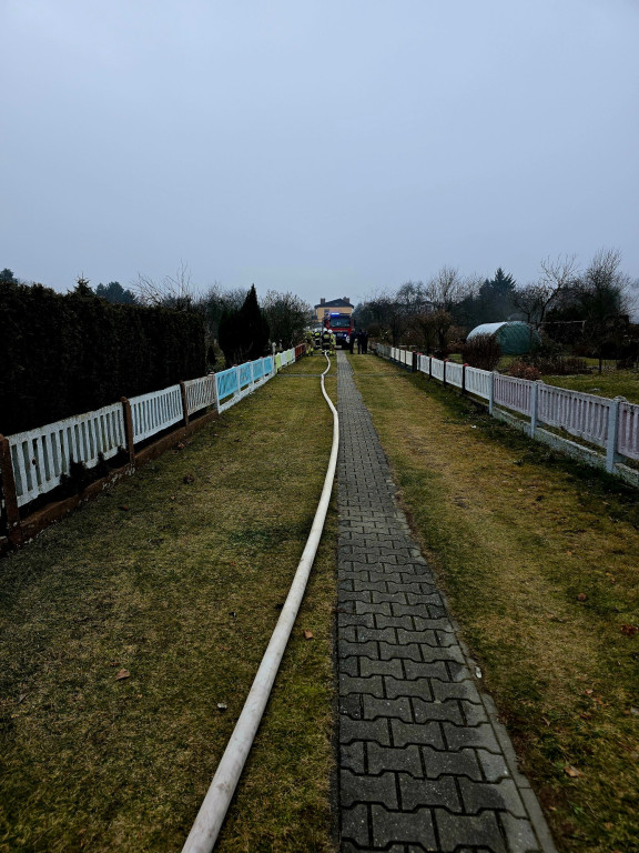 Pożar altany na ogródkach działkowych przy Opatowickiej