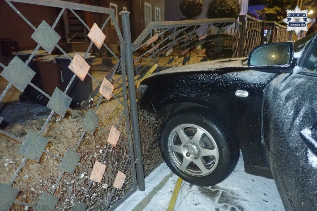 Tarnowskie Góry. Ślisko na drogach. 22-latka...