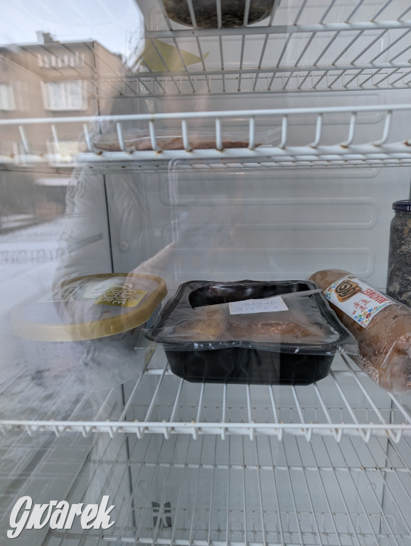 Mała lodówka, ważna idea. Można się częstować