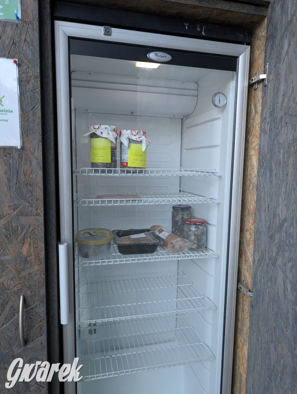 Mała lodówka, ważna idea. Można się częstować