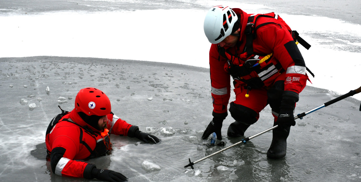 Zalew Nakło-Chechło. Gdy lód pęka. Ratownicy w akcji