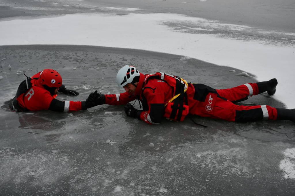 Zalew Nakło-Chechło. Gdy lód pęka. Ratownicy w akcji