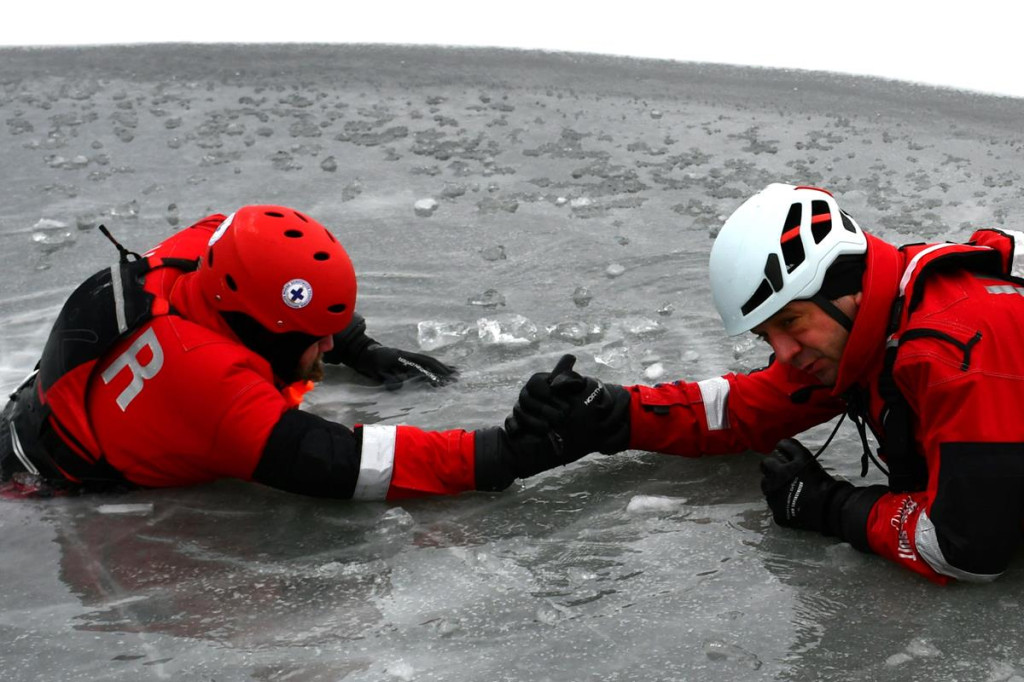 Zalew Nakło-Chechło. Gdy lód pęka. Ratownicy w akcji