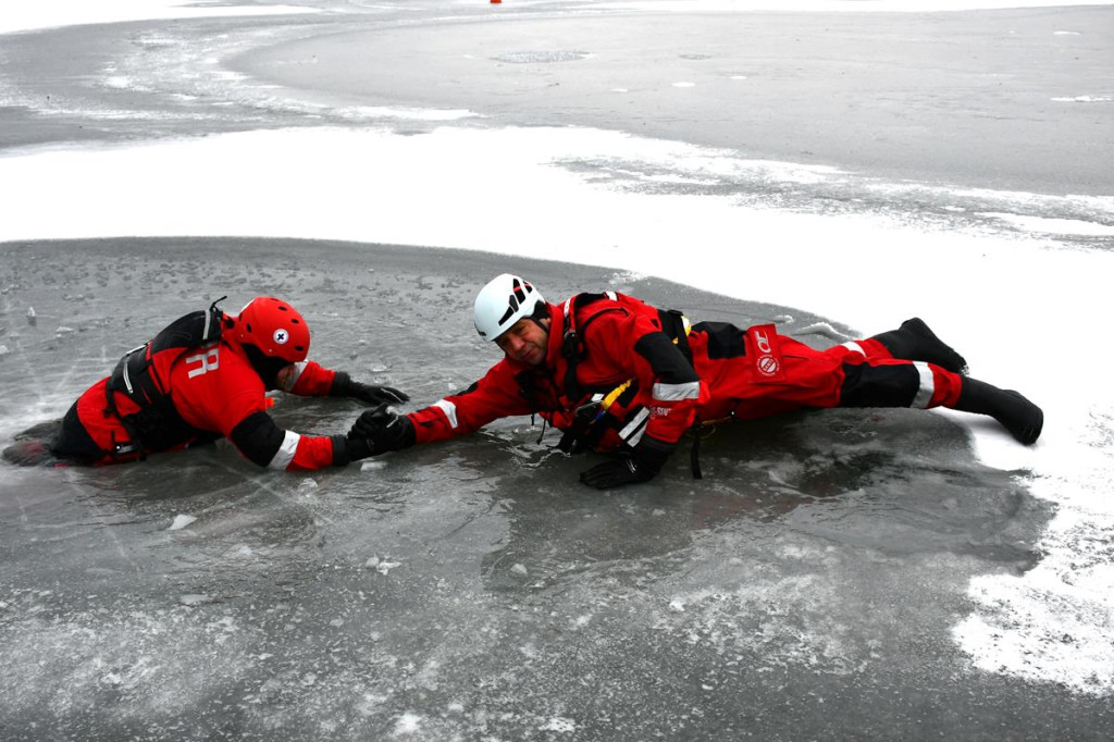 Zalew Nakło-Chechło. Gdy lód pęka. Ratownicy w akcji