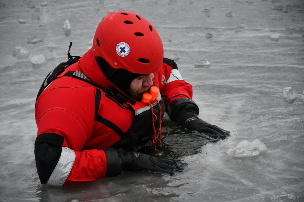Zalew Nakło-Chechło. Gdy lód pęka. Ratownicy w akcji