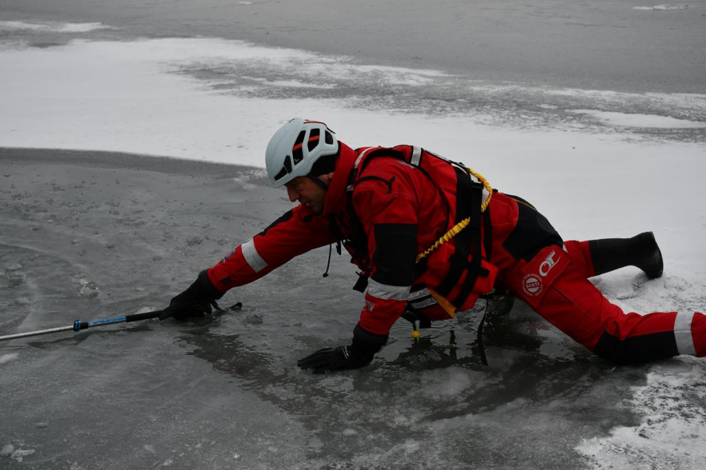 Zalew Nakło-Chechło. Gdy lód pęka. Ratownicy w akcji