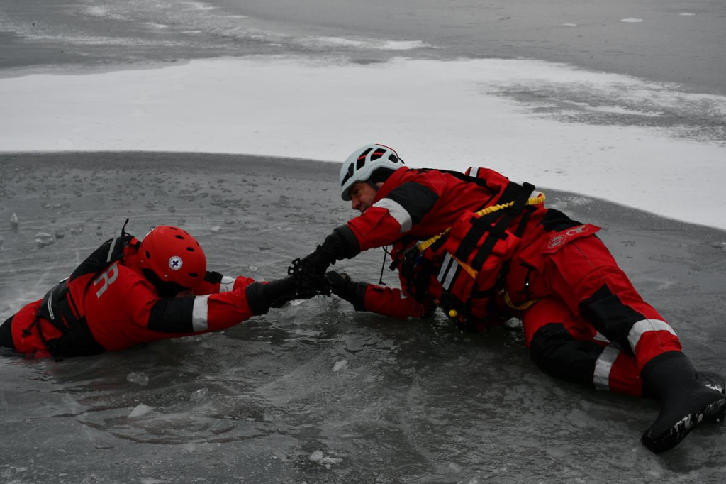 Zalew Nakło-Chechło. Gdy lód pęka. Ratownicy w akcji