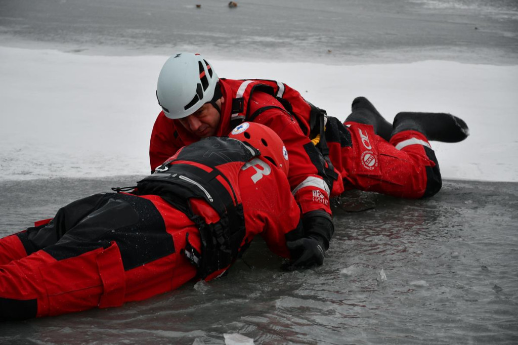Zalew Nakło-Chechło. Gdy lód pęka. Ratownicy w akcji