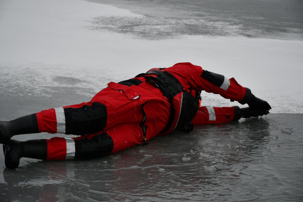 Zalew Nakło-Chechło. Gdy lód pęka. Ratownicy w akcji