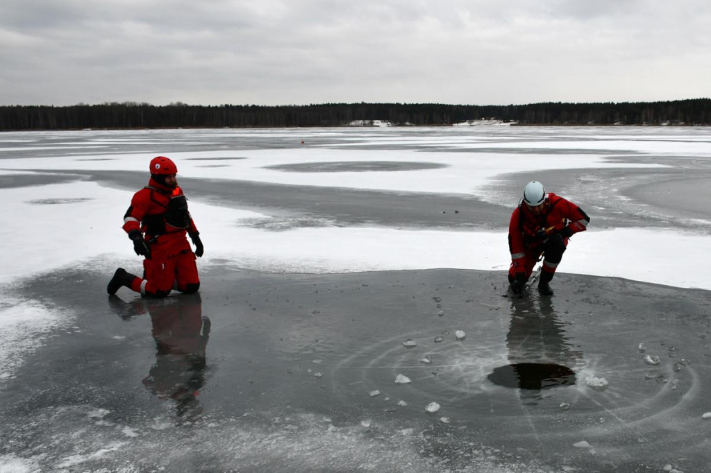 Zalew Nakło-Chechło. Gdy lód pęka. Ratownicy w akcji