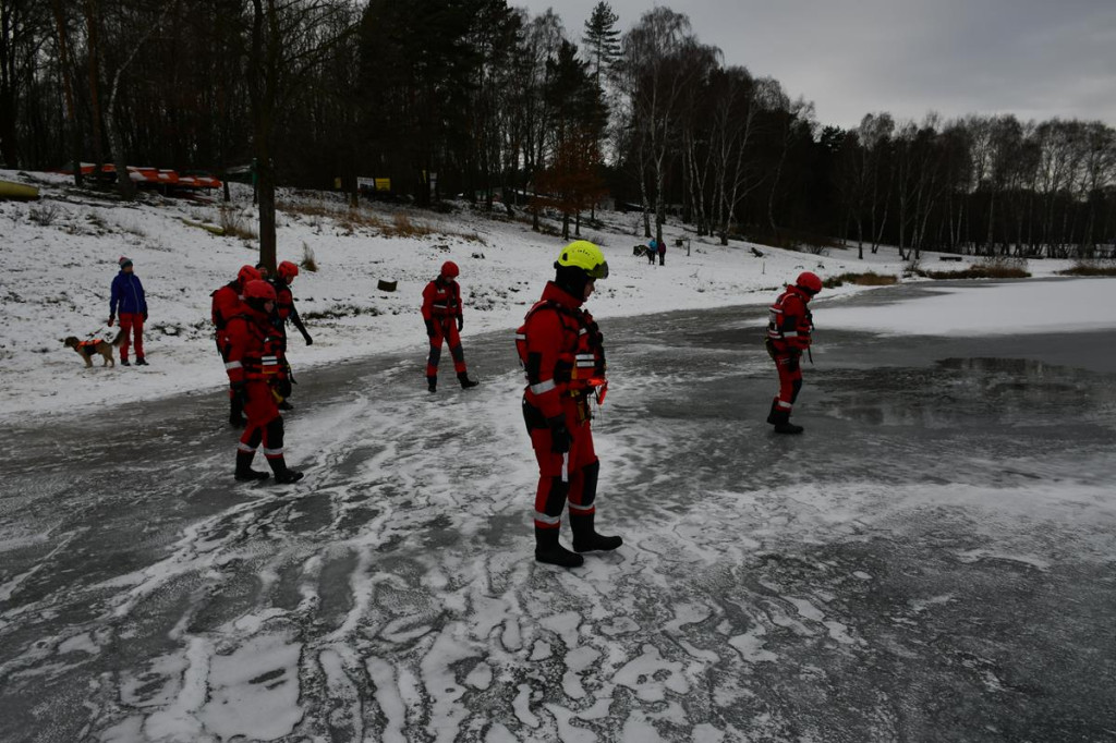 Zalew Nakło-Chechło. Gdy lód pęka. Ratownicy w akcji