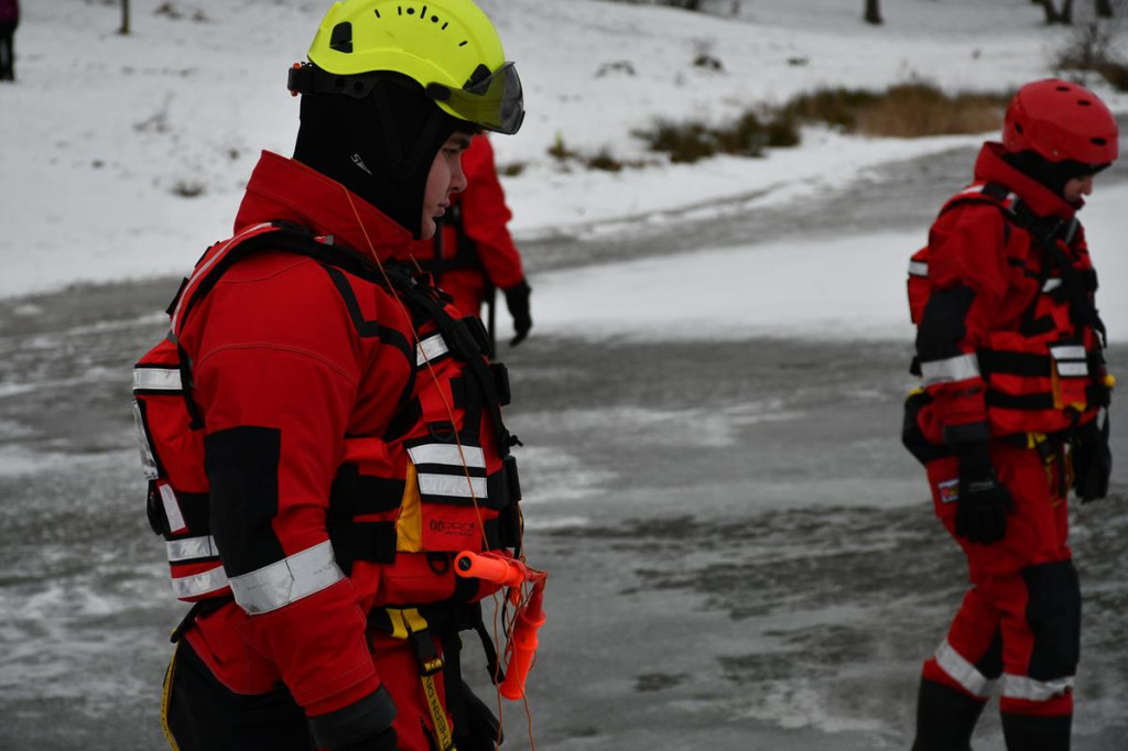 Zalew Nakło-Chechło. Gdy lód pęka. Ratownicy w akcji
