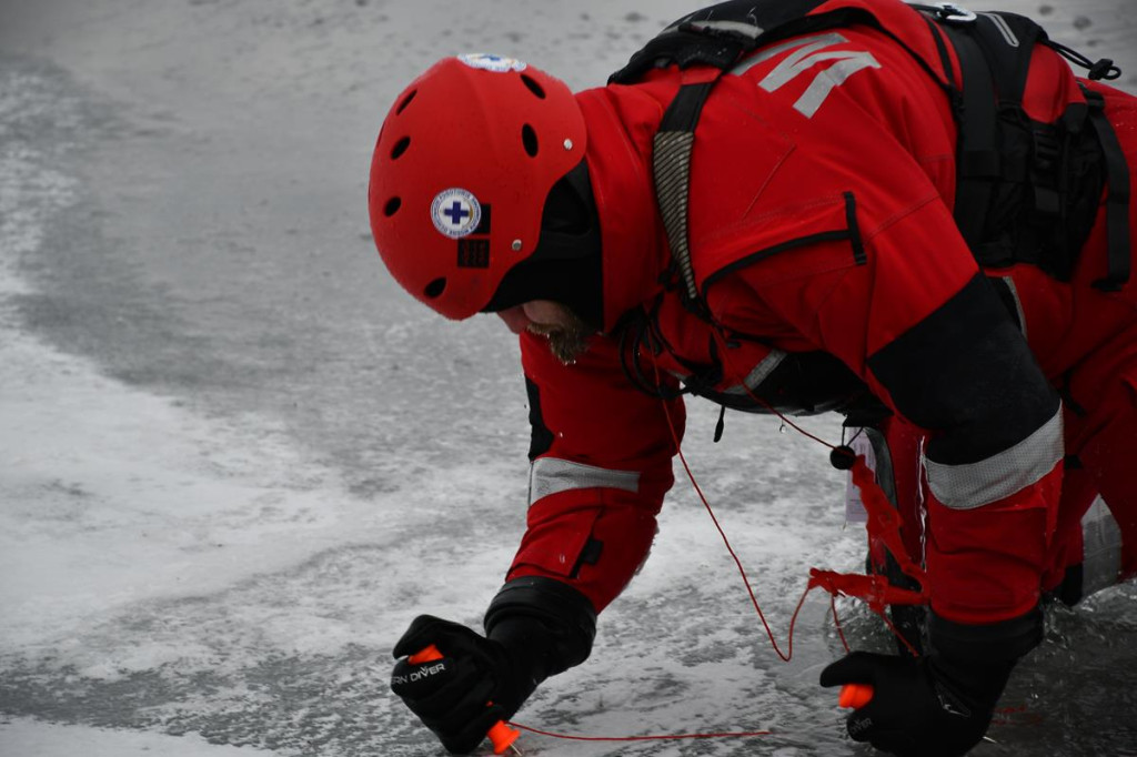 Zalew Nakło-Chechło. Gdy lód pęka. Ratownicy w akcji