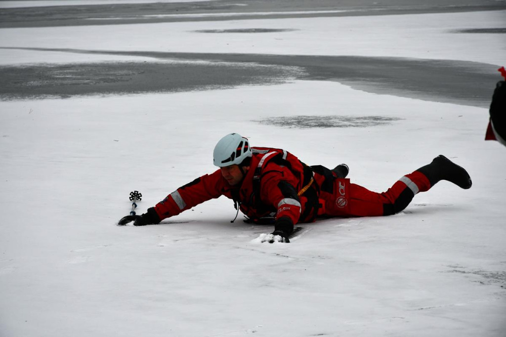 Zalew Nakło-Chechło. Gdy lód pęka. Ratownicy w akcji