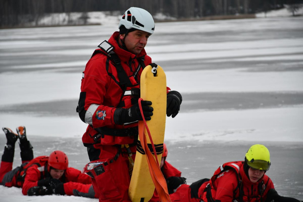Zalew Nakło-Chechło. Gdy lód pęka. Ratownicy w akcji