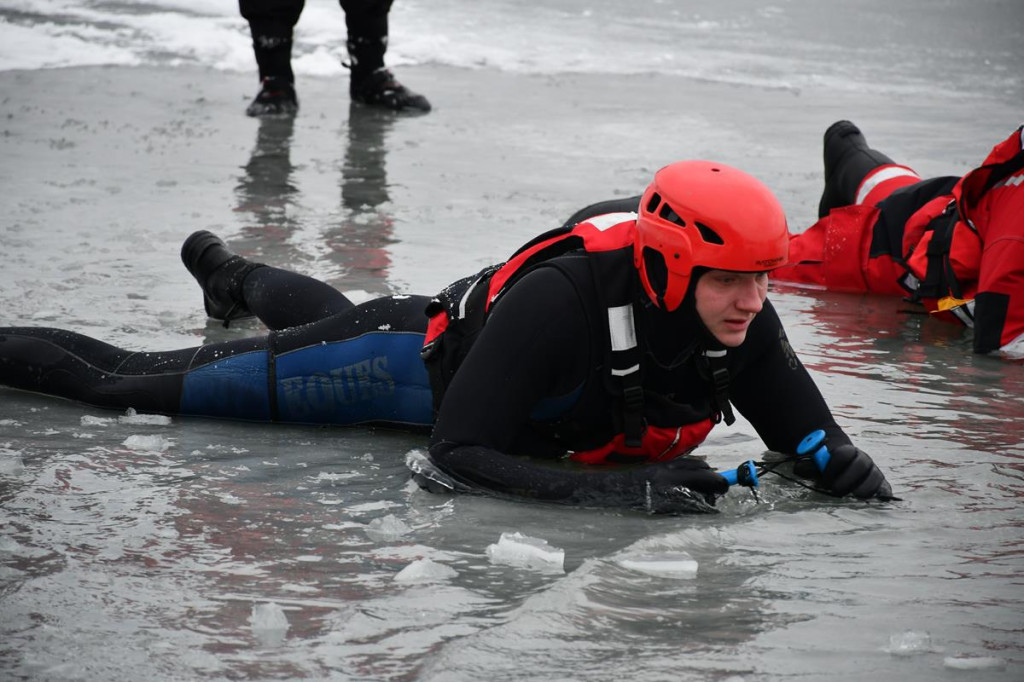 Zalew Nakło-Chechło. Gdy lód pęka. Ratownicy w akcji