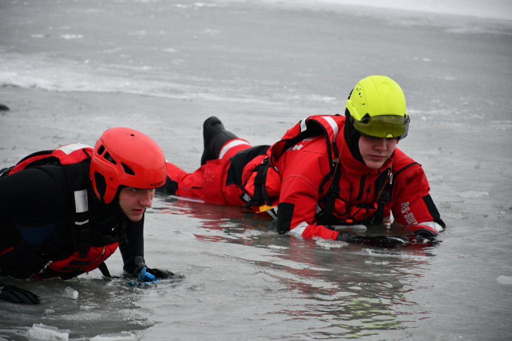 Zalew Nakło-Chechło. Gdy lód pęka. Ratownicy w akcji