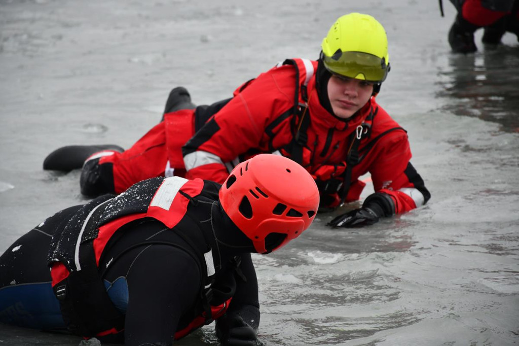 Zalew Nakło-Chechło. Gdy lód pęka. Ratownicy w akcji