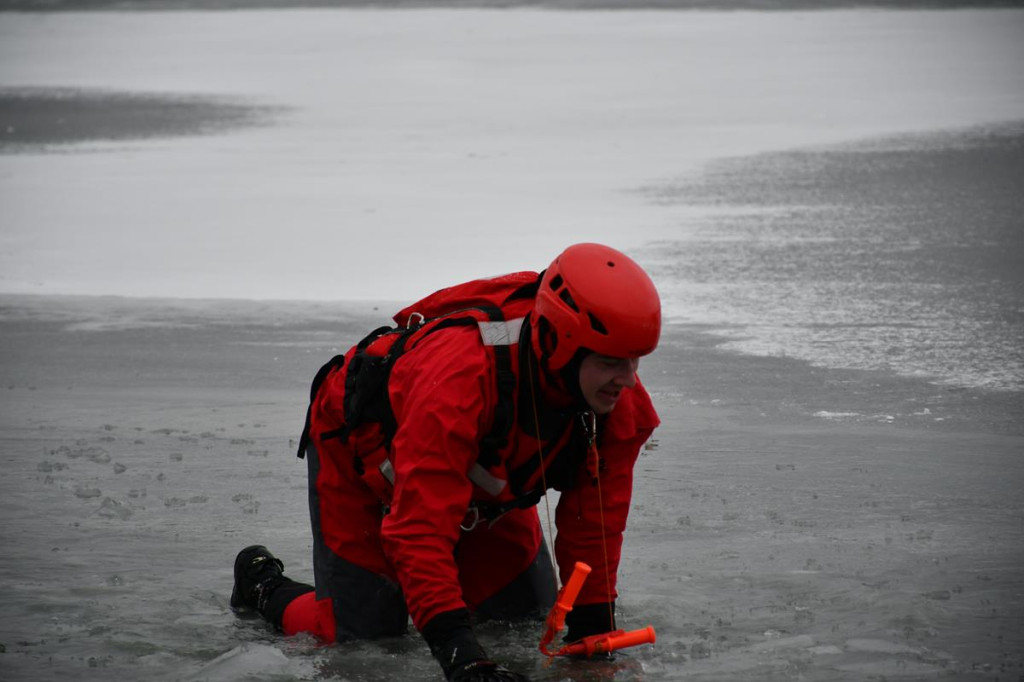 Zalew Nakło-Chechło. Gdy lód pęka. Ratownicy w akcji