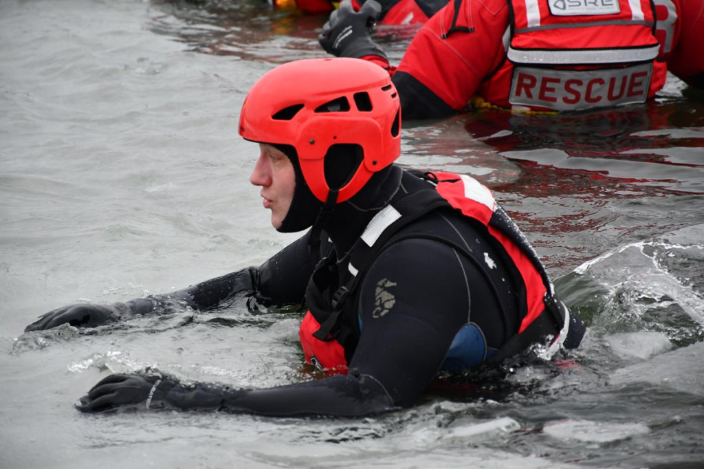 Zalew Nakło-Chechło. Gdy lód pęka. Ratownicy w akcji