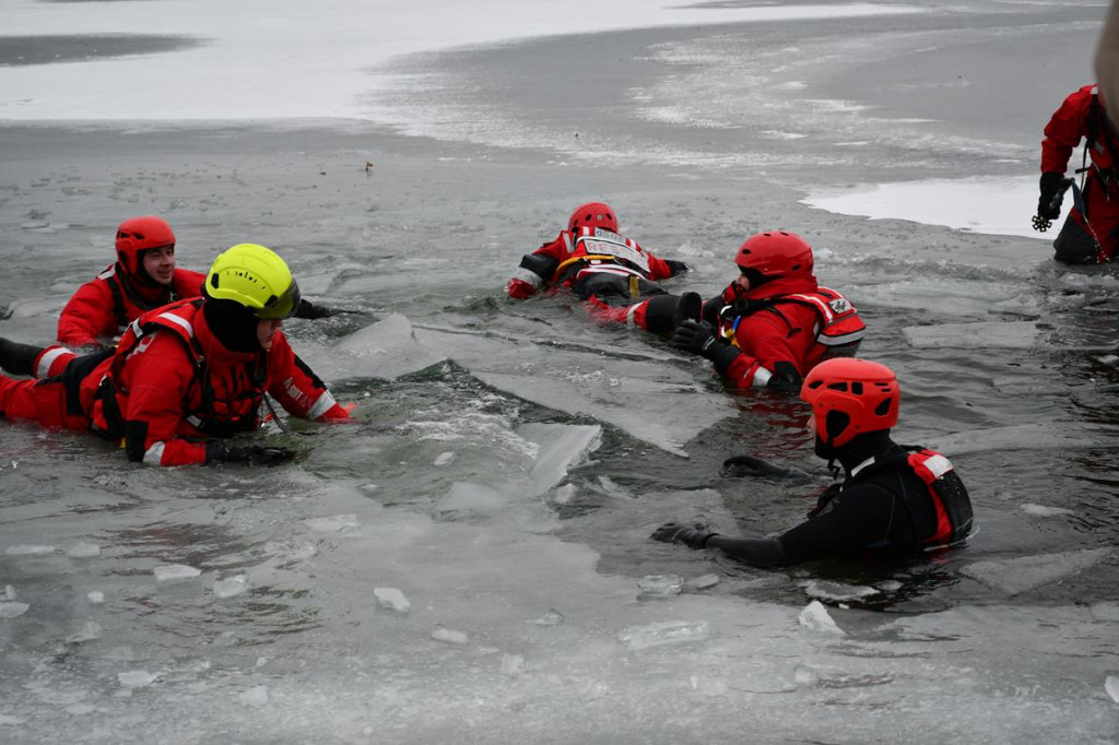 Zalew Nakło-Chechło. Gdy lód pęka. Ratownicy w akcji