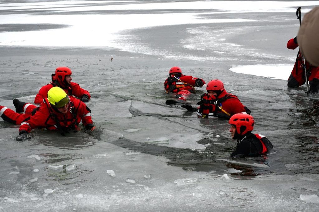 Zalew Nakło-Chechło. Gdy lód pęka. Ratownicy w akcji