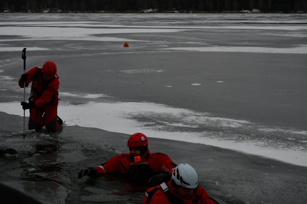 Zalew Nakło-Chechło. Gdy lód pęka. Ratownicy w akcji