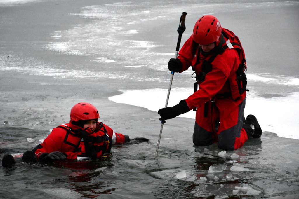 Zalew Nakło-Chechło. Gdy lód pęka. Ratownicy w akcji