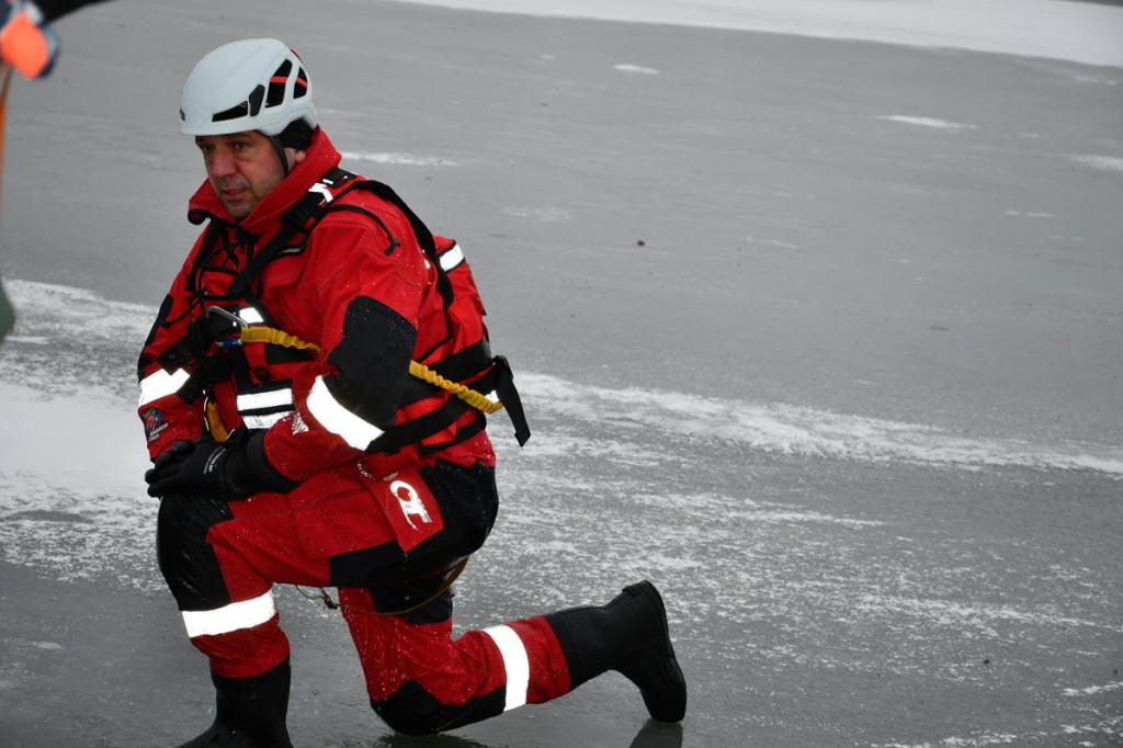 Zalew Nakło-Chechło. Gdy lód pęka. Ratownicy w akcji