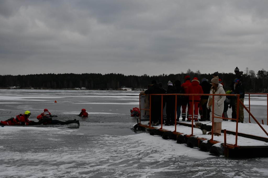 Zalew Nakło-Chechło. Gdy lód pęka. Ratownicy w akcji