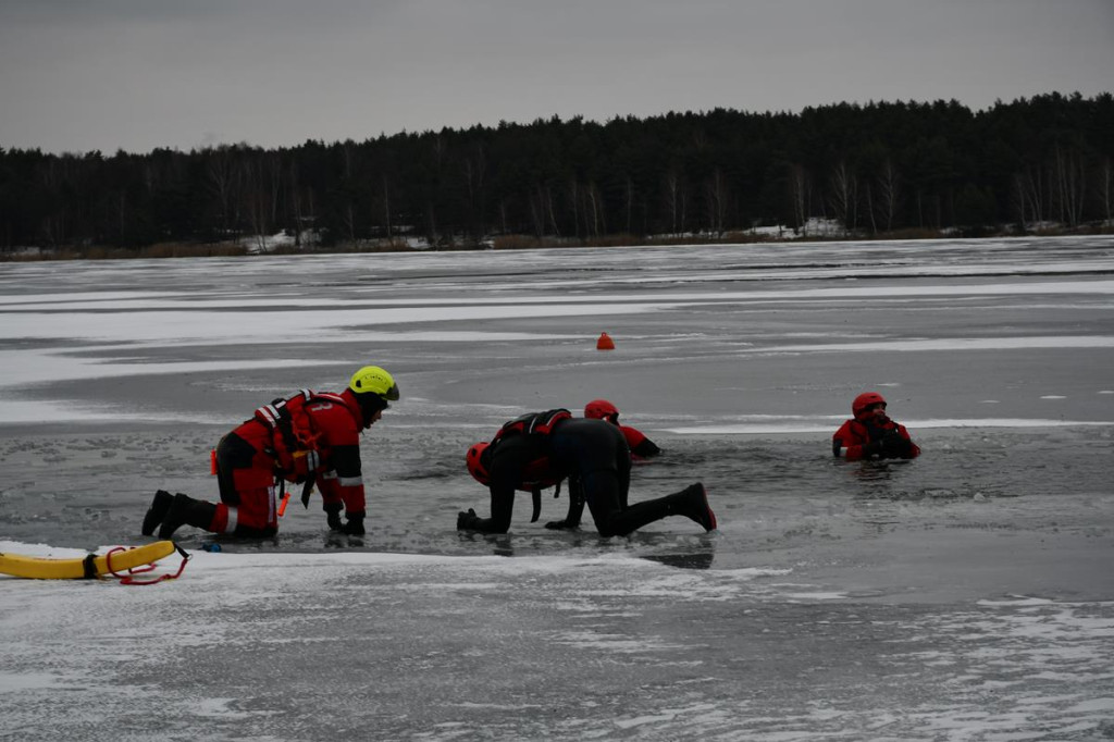 Zalew Nakło-Chechło. Gdy lód pęka. Ratownicy w akcji