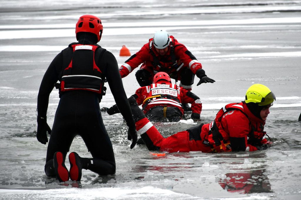 Zalew Nakło-Chechło. Gdy lód pęka. Ratownicy w akcji