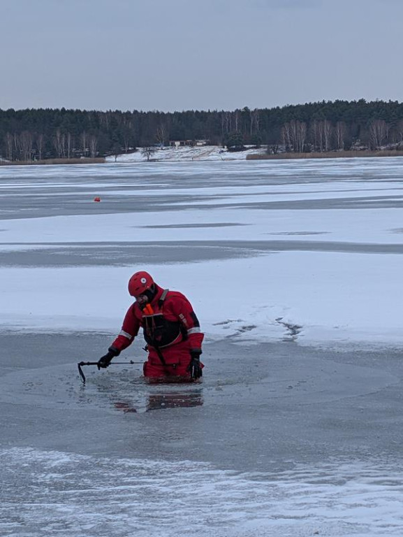 Zalew Nakło-Chechło. Gdy lód pęka. Ratownicy w akcji