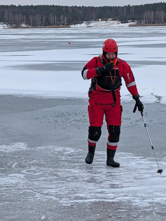 Zalew Nakło-Chechło. Gdy lód pęka. Ratownicy w akcji