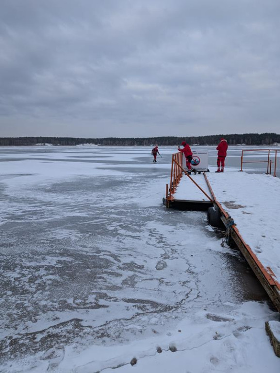 Zalew Nakło-Chechło. Gdy lód pęka. Ratownicy w akcji
