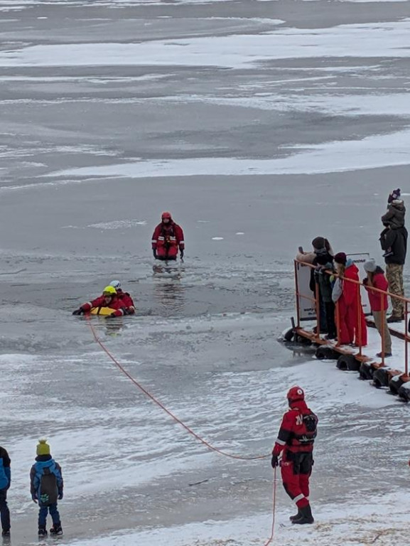Zalew Nakło-Chechło. Gdy lód pęka. Ratownicy w akcji