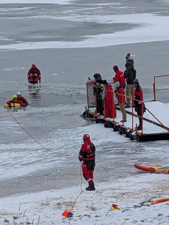 Zalew Nakło-Chechło. Gdy lód pęka. Ratownicy w akcji