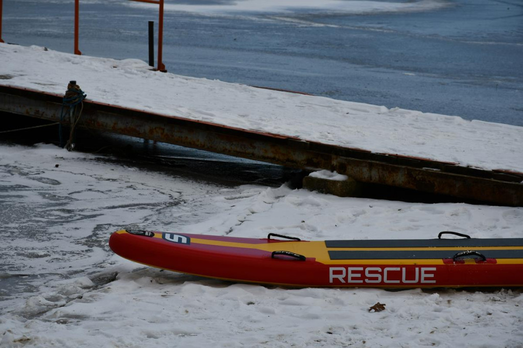 Zalew Nakło-Chechło. Gdy lód pęka. Ratownicy w akcji