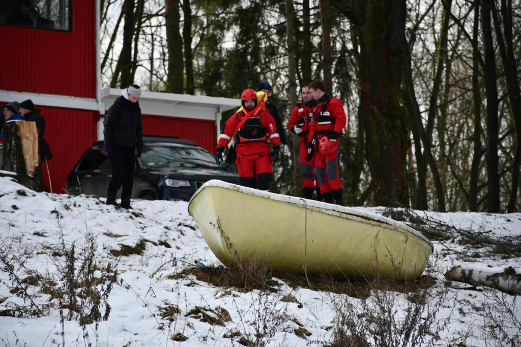Zalew Nakło-Chechło. Gdy lód pęka. Ratownicy w akcji