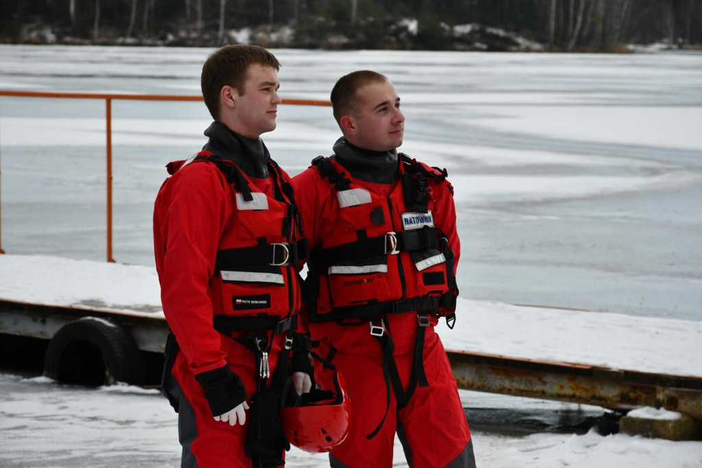Zalew Nakło-Chechło. Gdy lód pęka. Ratownicy w akcji