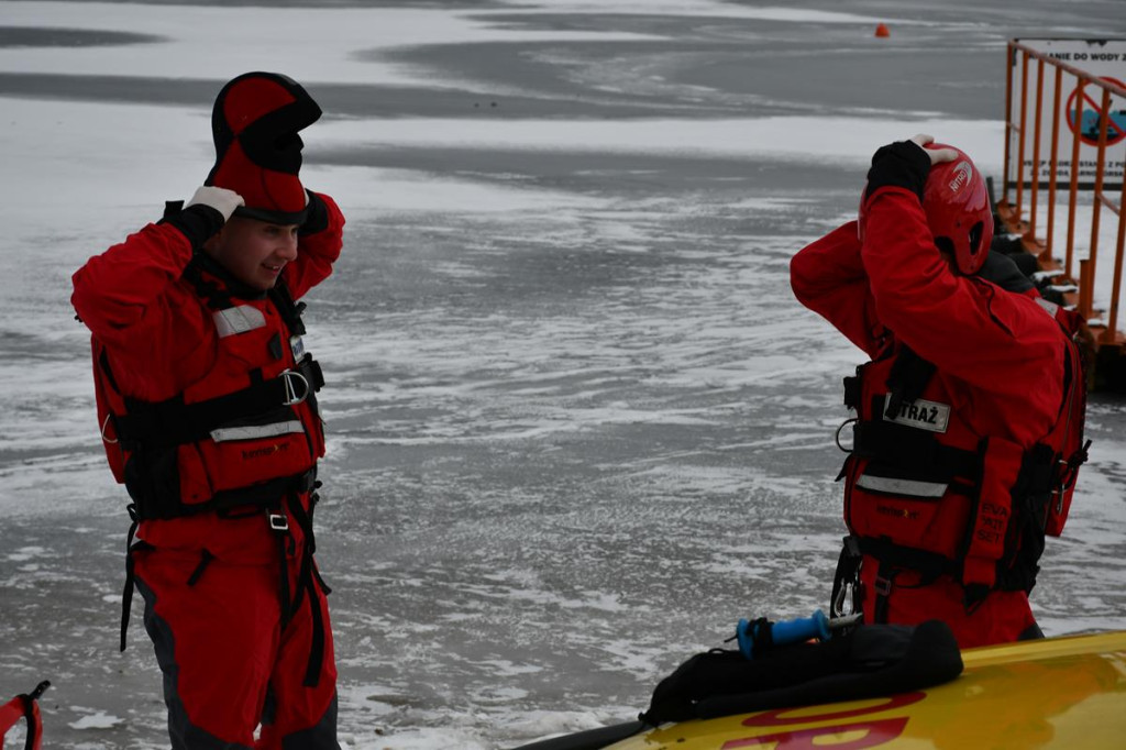 Zalew Nakło-Chechło. Gdy lód pęka. Ratownicy w akcji