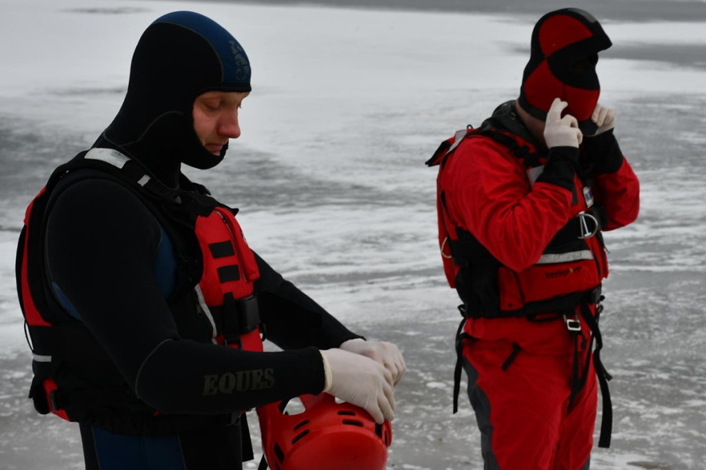 Zalew Nakło-Chechło. Gdy lód pęka. Ratownicy w akcji