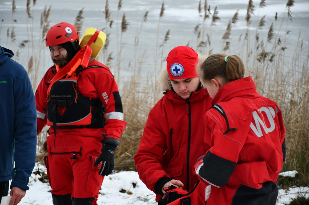 Zalew Nakło-Chechło. Gdy lód pęka. Ratownicy w akcji