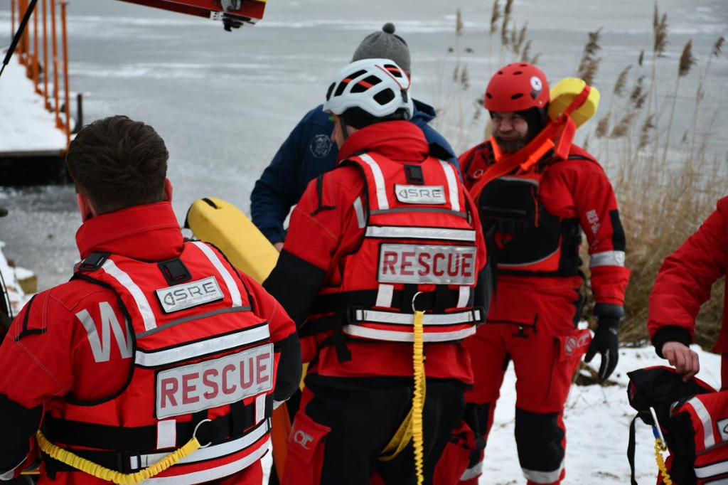 Zalew Nakło-Chechło. Gdy lód pęka. Ratownicy w akcji