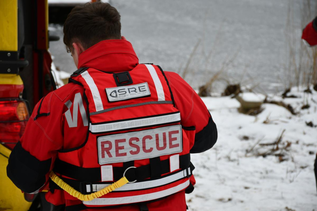 Zalew Nakło-Chechło. Gdy lód pęka. Ratownicy w akcji