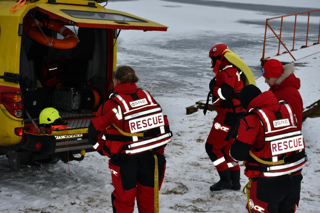 Zalew Nakło-Chechło. Gdy lód pęka. Ratownicy w akcji