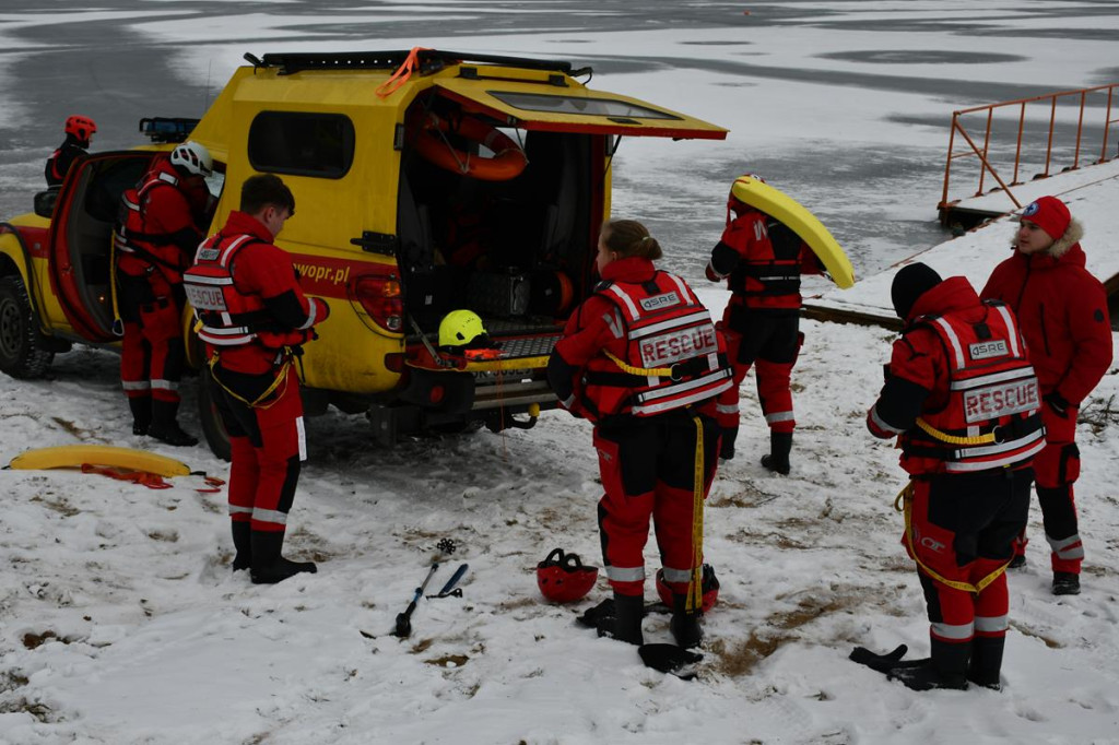 Zalew Nakło-Chechło. Gdy lód pęka. Ratownicy w akcji