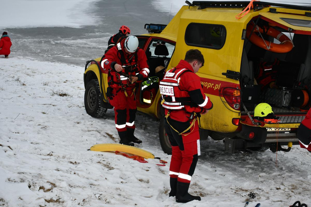Zalew Nakło-Chechło. Gdy lód pęka. Ratownicy w akcji