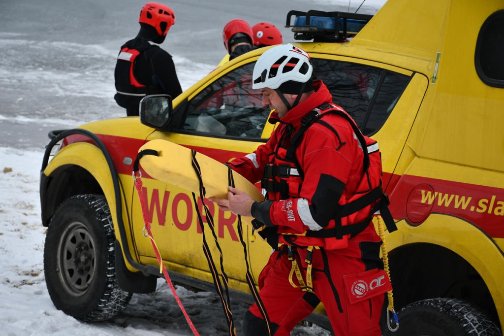 Zalew Nakło-Chechło. Gdy lód pęka. Ratownicy w akcji