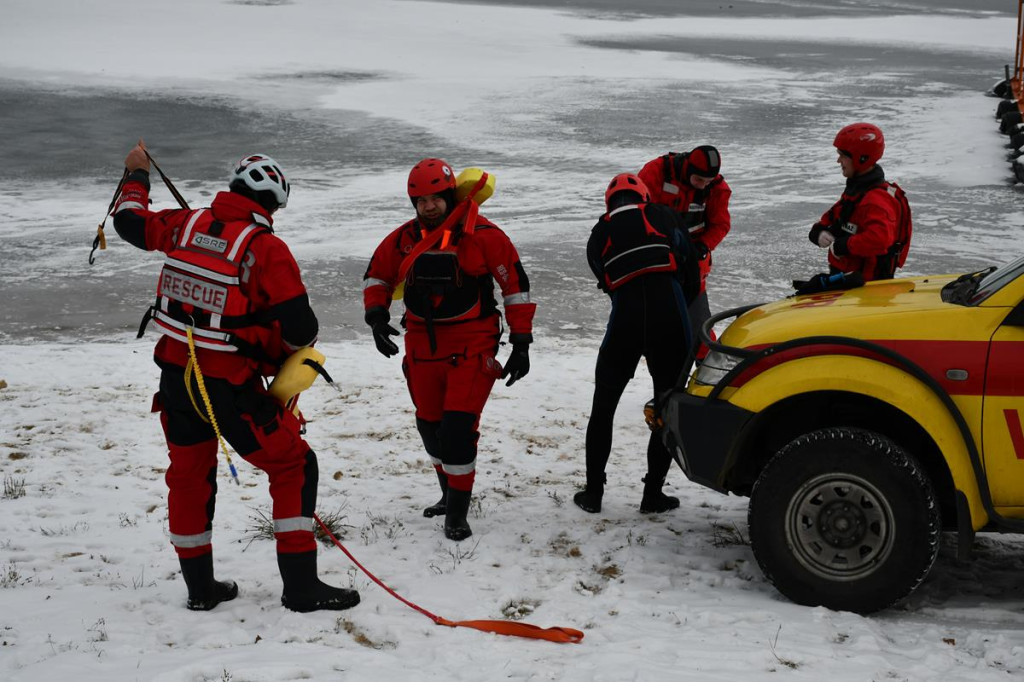 Zalew Nakło-Chechło. Gdy lód pęka. Ratownicy w akcji
